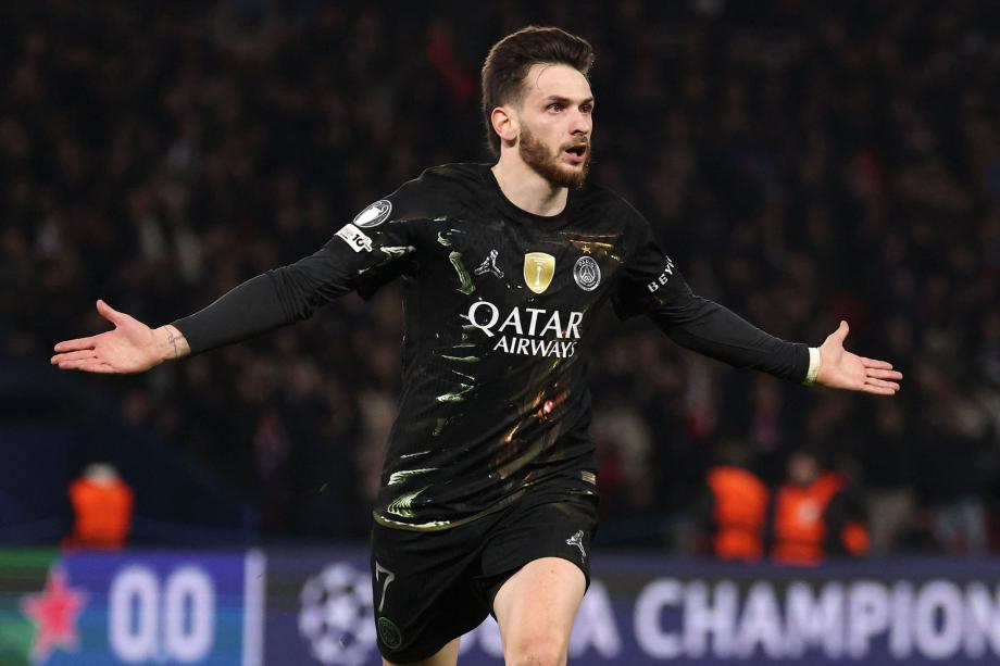 [图]克瓦拉茨赫利亚双响登贝莱建功 巴黎5-2切尔西